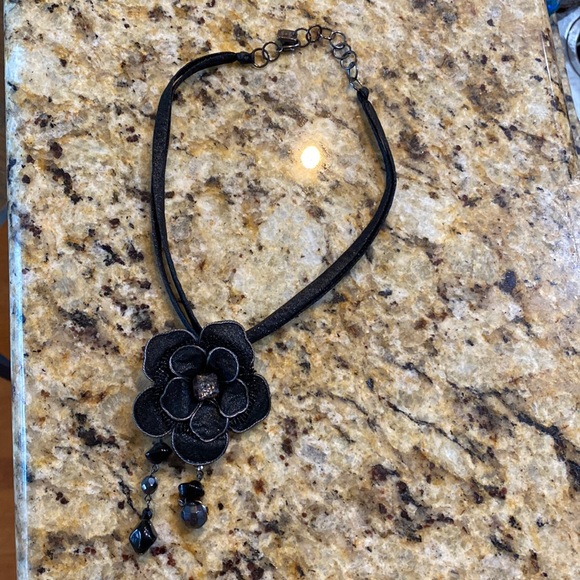 Italian crystal flower necklace - Picture 5 of 8